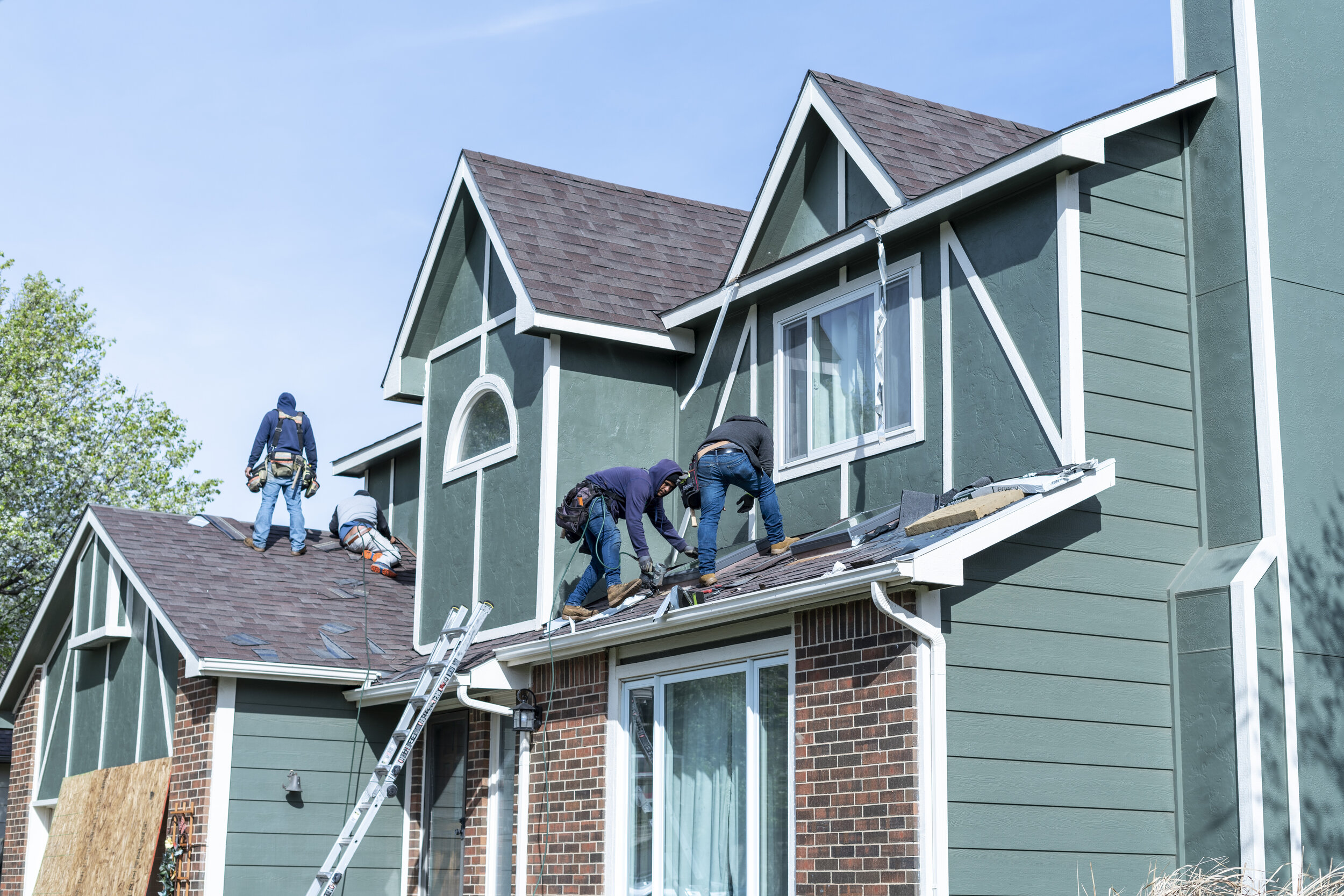 Top 5 Signs It’s Time for a Residential Roof Replacement hero image